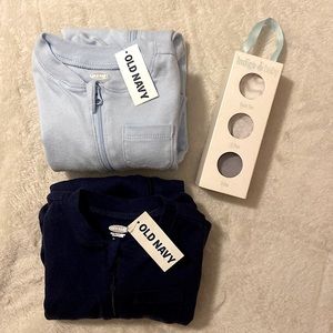 NEW OLD NAVY 2 Baby’s Bodysuits + 3 pair of socks